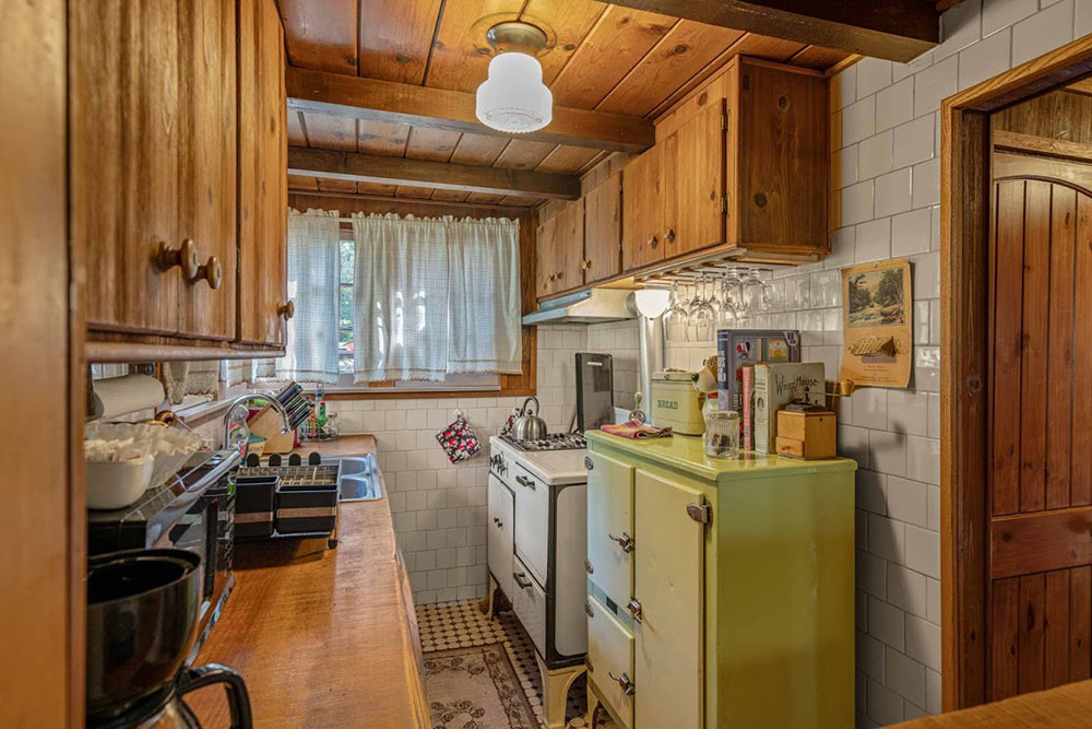 Rogue River cabin kitchen