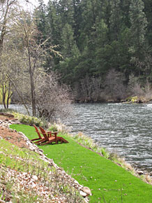 Rogue River Lodge - Lounge by the river